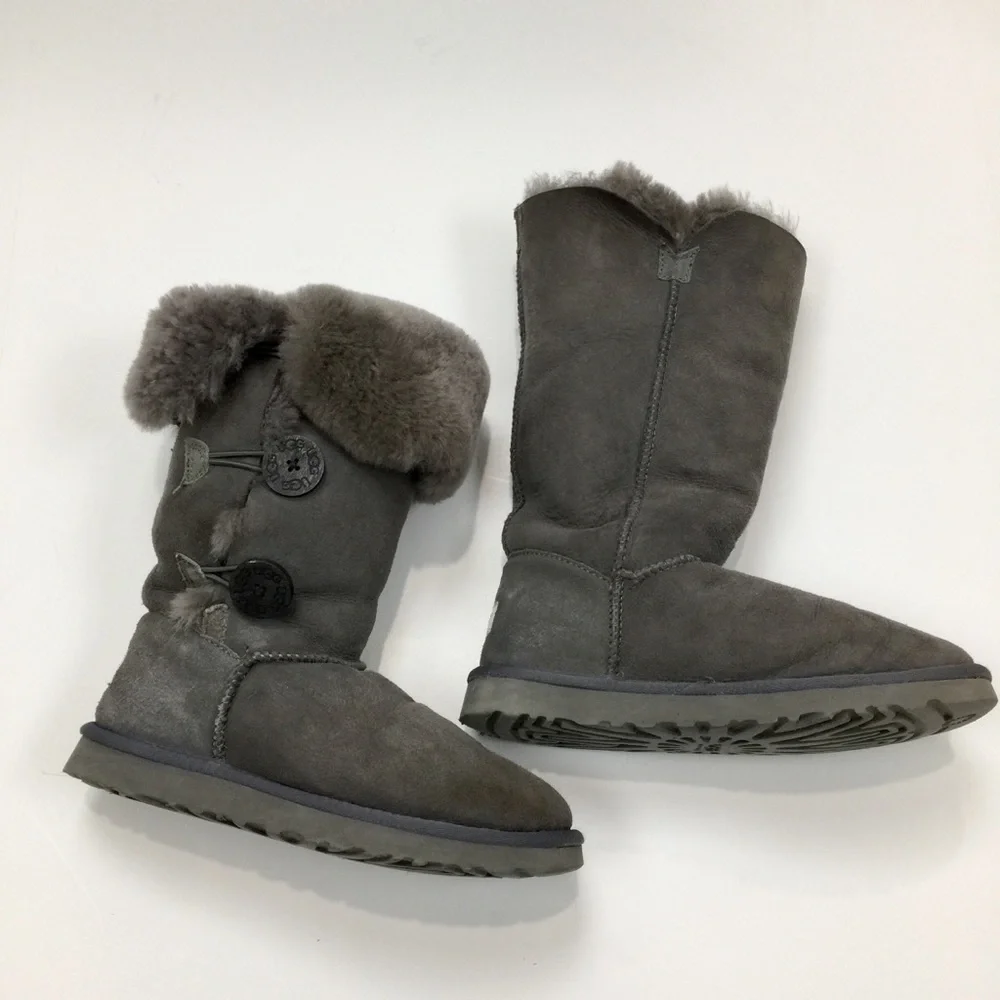 Uggs Bailey Button Triplet Boots in Grey Size 5